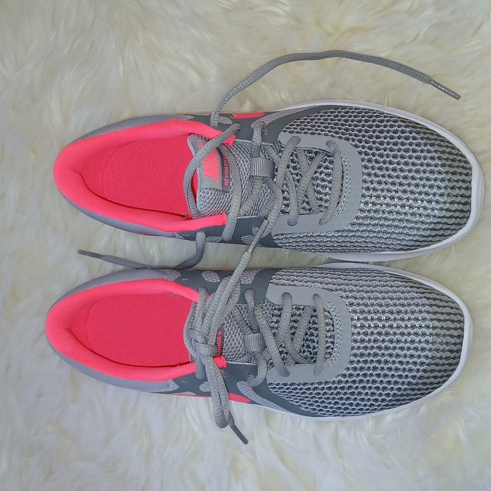 NIKE Revolution Boys Size 5Y Grey